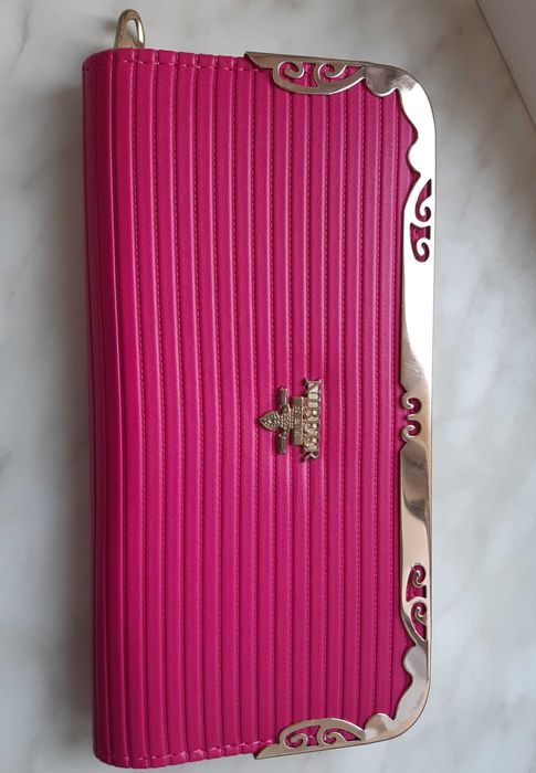 Duży różowy portfel