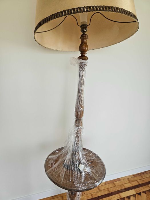 Candeeiro antigo com mesa redonda