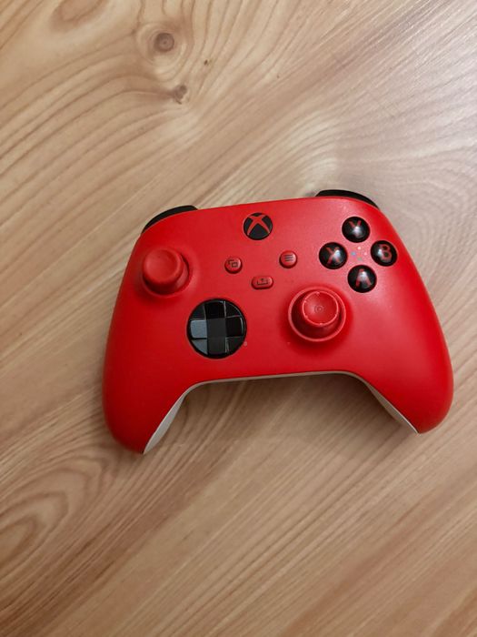 Xbox one s z kontrollerem z xboxa series