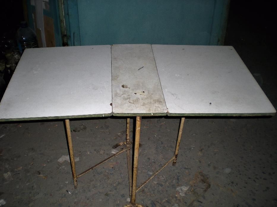 Стол раскладной , походный, советский, автомобильный.Помещается в бага