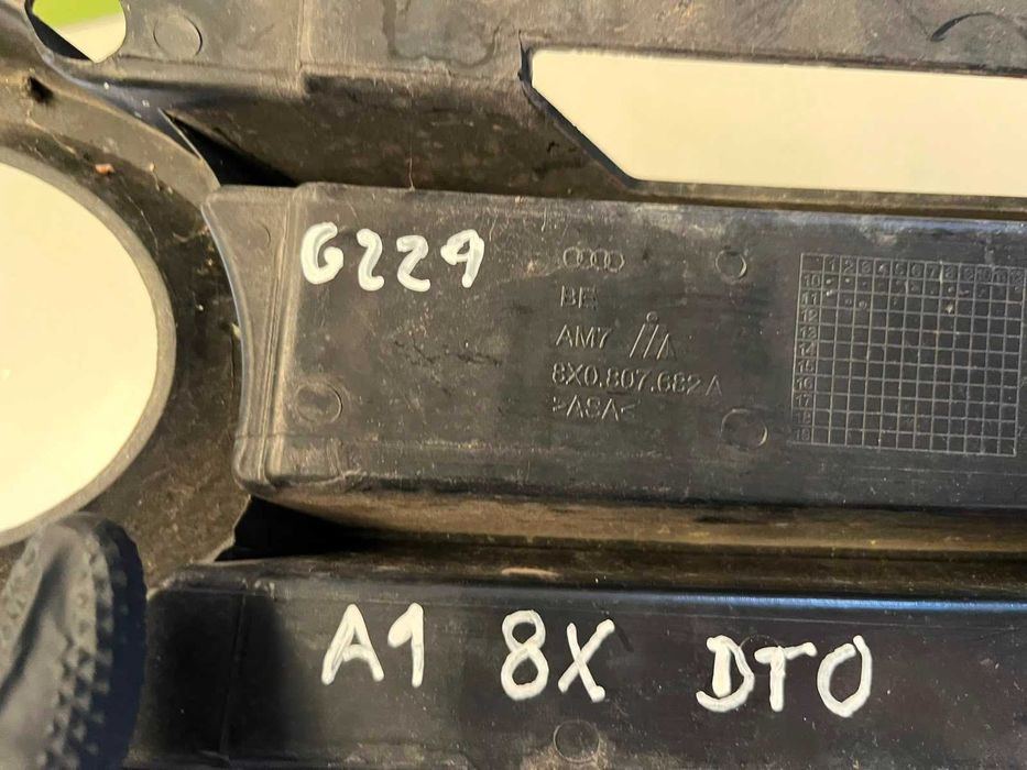 Audi A1 (8X) - Grelha inferior Para Choques Frente Direito - G229