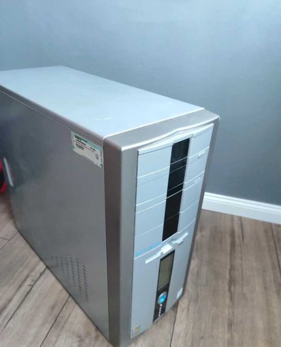 Komputer retro Optimus z wyświetlaczem LCD