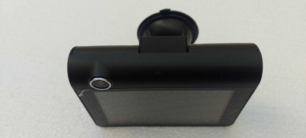 Estou vendendo uma câmera de carro. com duas lentes.