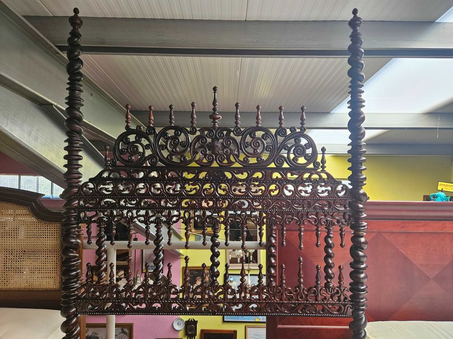 Lindíssima cama antiga de bilros, com estrado e colchão - óptimo estado geral