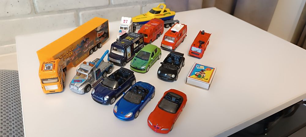 Модельки машинок маленькие.