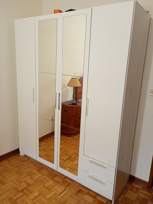 Guarda fatos com espelho