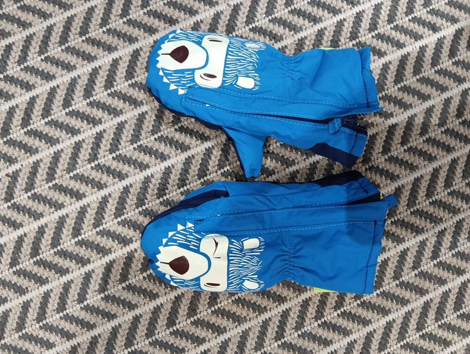 Equipamento 4anos, botas e luvas  para neve