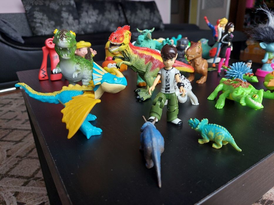 Figurki postacie dinozaury stwory Trole Minionki 35 szt