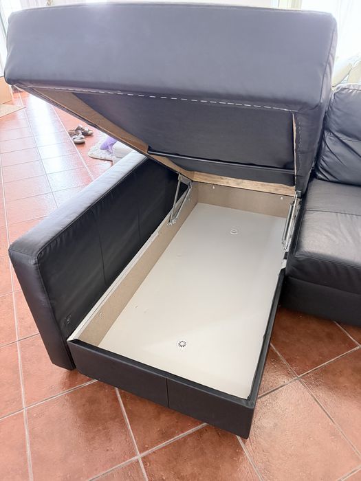Sofá-cama IKEA FRIHETEN - Couro Sintético Preto (Com Arrumação)