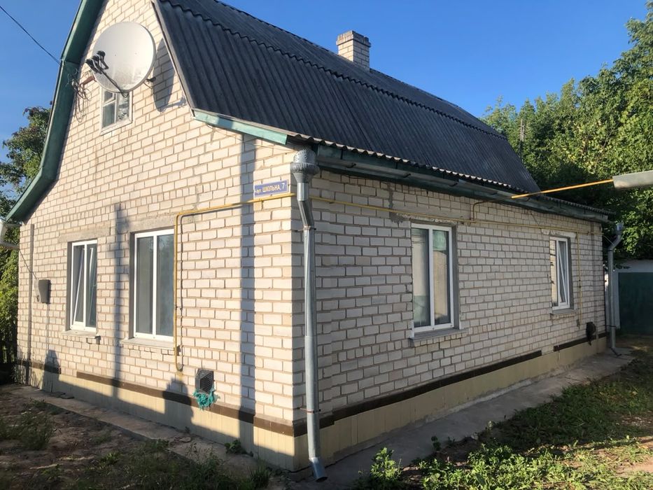 Продам півтора будинку з земельною ділянкою в селі Ставище ,Житомирської області.