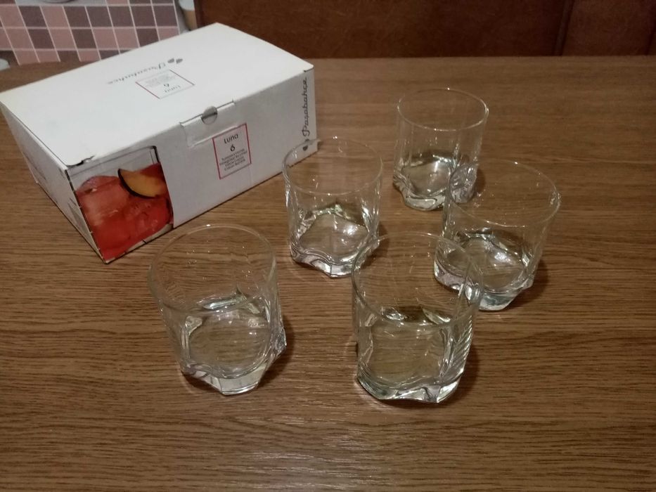 Стеклянные бокалы