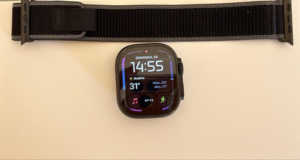 pple Watch Ultra 3 GPS + Cellular, Caixa em titânio preto de 49 mm com Loop Trail preto/carvão - M/L