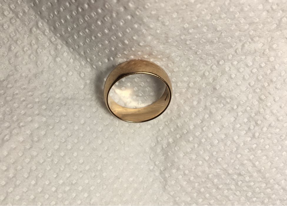 Золота обручка.