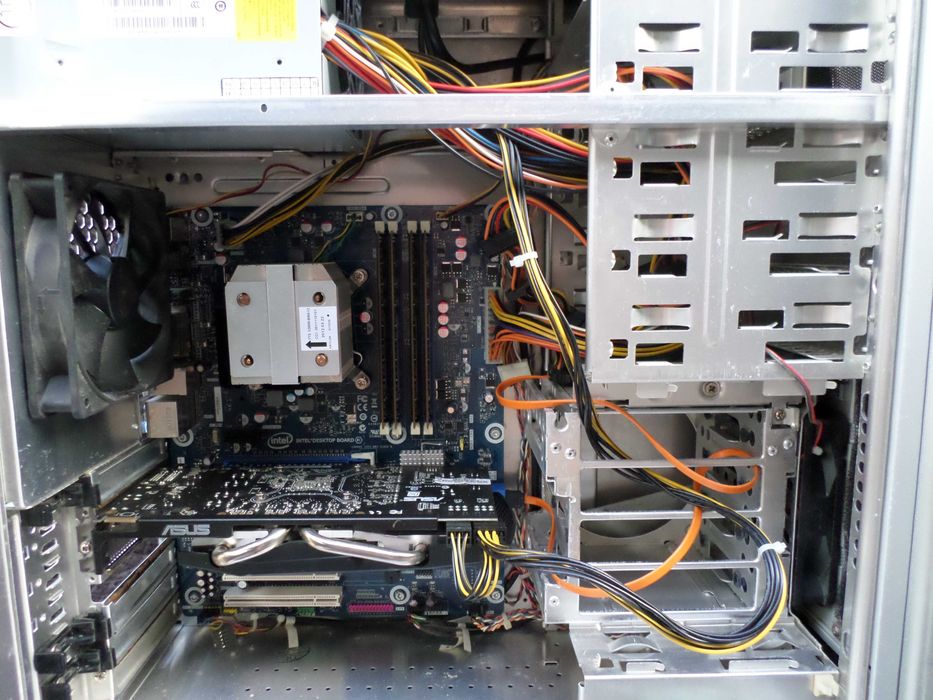 Игровой.Xeon E3-1245 v2 16GB RAM 500GB HD 6850 256 бит корпус алюминий