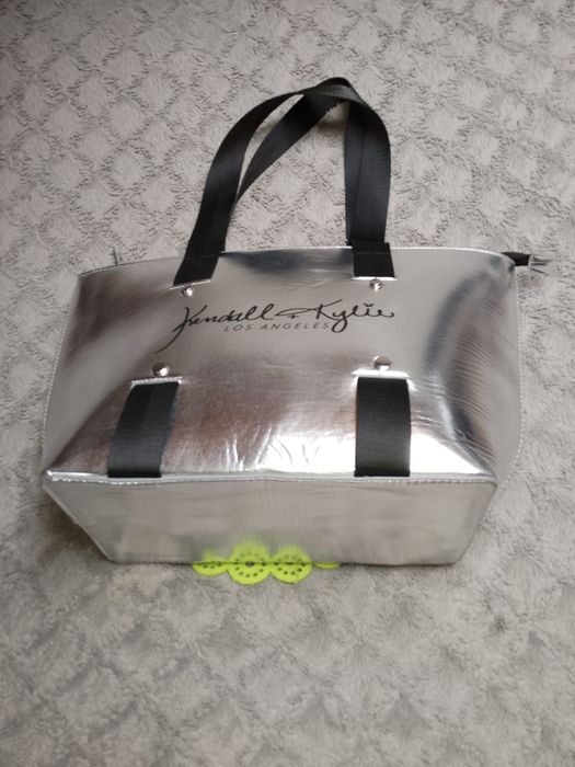 Złota torebka typu shopperka