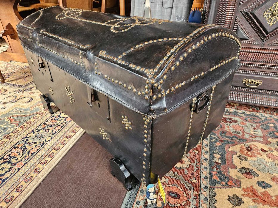 Cómoda / Baú muito antigo - Ideal para decoração - Bom estado geral