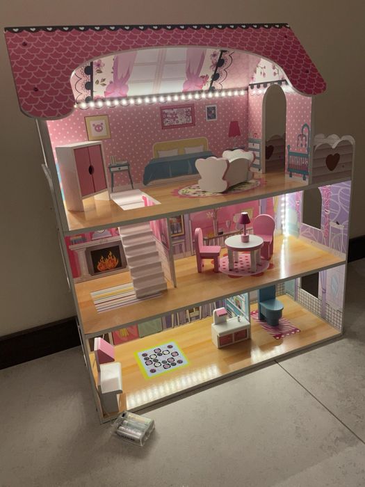 Domek dla lalek drewniany + 4 Lalki mebelki oświetlenie LED 70 cm