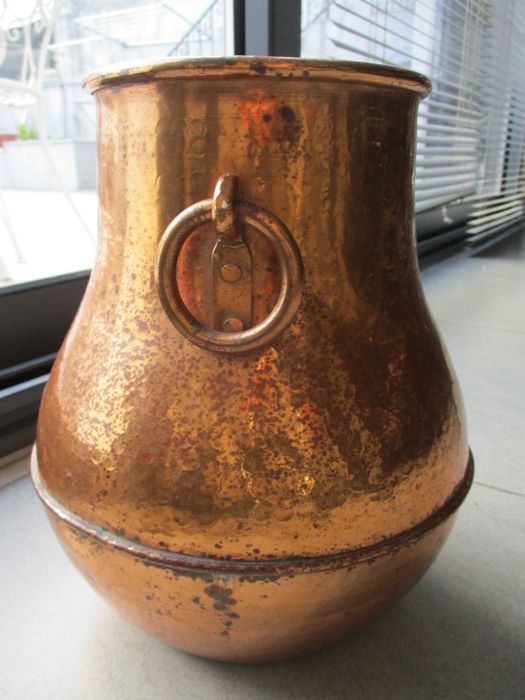 Jarrão antigo Vintage em cobre martelado c/ 2 argolas laterais, altura 28 cm