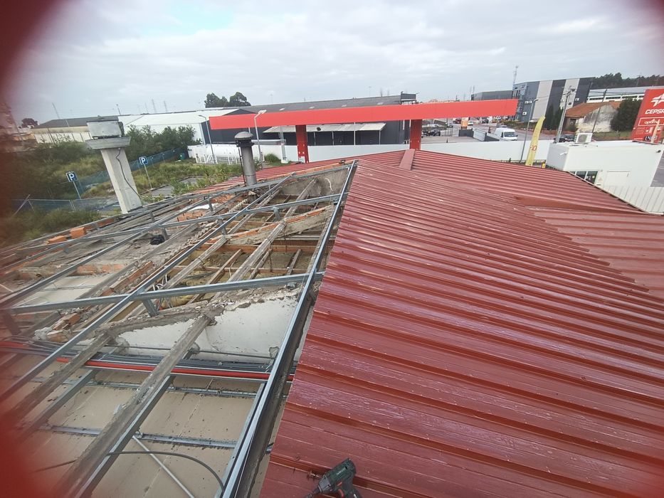 Reconstrução de telhados e coberturas com problemas de infiltração