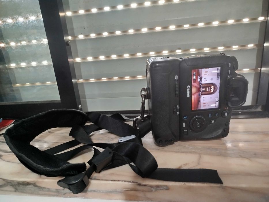 Canon 6d full frame com Grip, quick strap, 64Gb + 64GB e 2 Baterias
