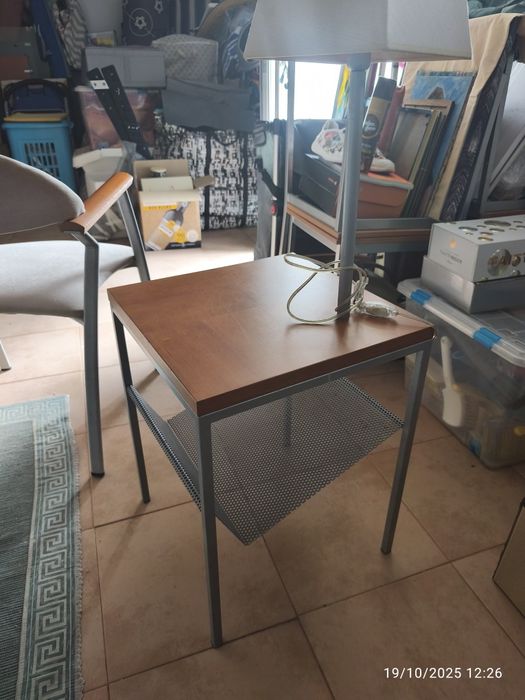 Mesa c/candeeiro e cadeira