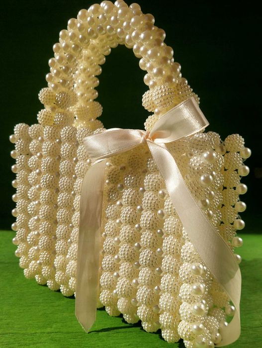 Exclusiva e Única Mala de Pérolas Brancas para Senhora