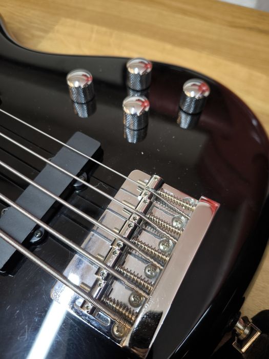 Gitara basowa Cort Activ V