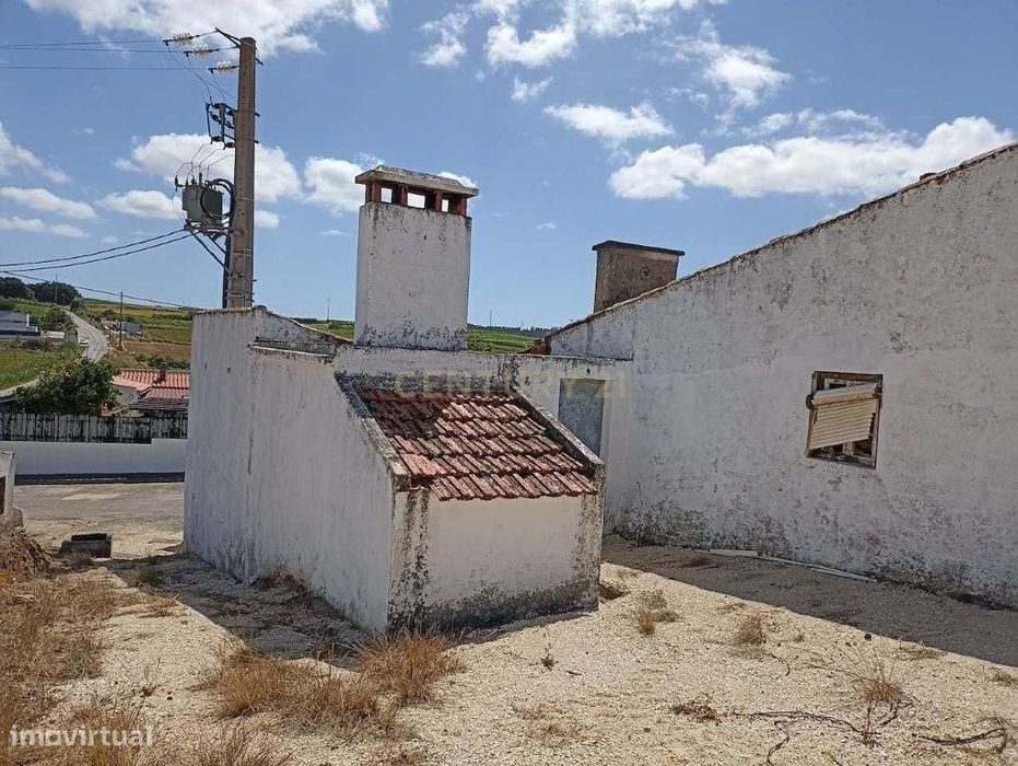 Moradia para reconstrução | 396 m² | Lote 529 m² | Freiria, Torres Ved