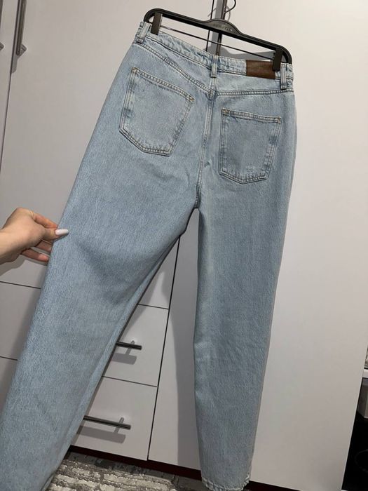 Джинси голубі ZARA 38 розмір з рваними колінами