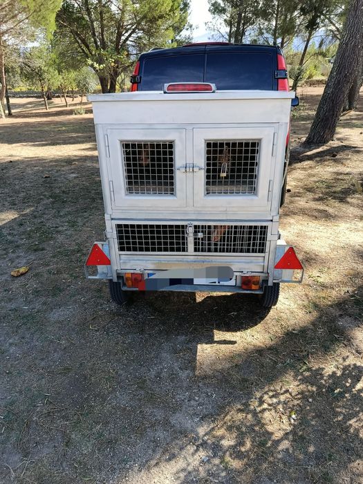Reboque com estrutura em alumínio, utilizado para transporte de cães de caça