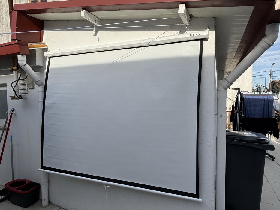 Ecrã de projeção retrátil 84” (212 cm) – como novo