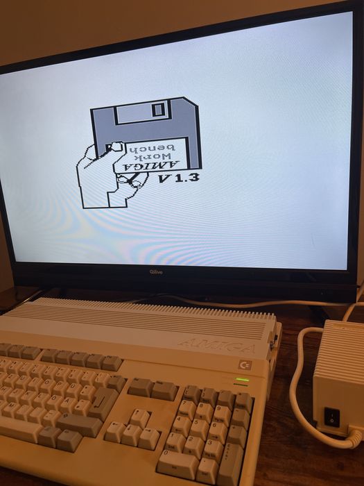 Commodore Amiga 500 z zasilaczem, padem do grania oraz kabelkami