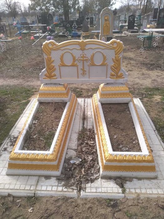 ПАМ'ЯТНИКИ з граніту, мармурової крихти та бетону