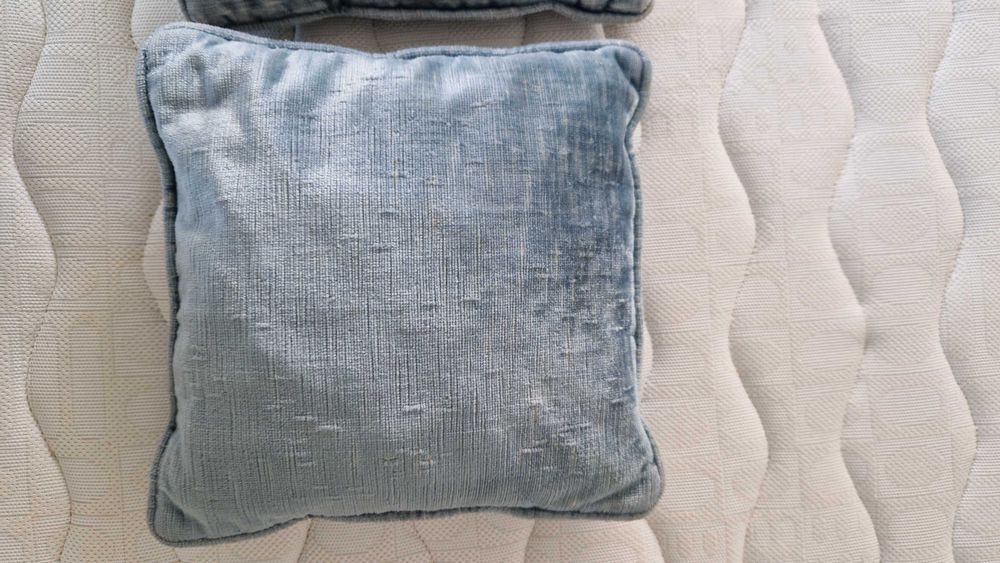 Conjunto 3 almofadas de tecido aveludado azul 
28 cm x 24 cm