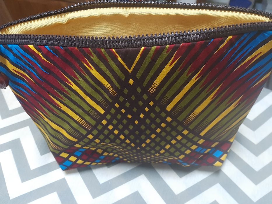 Necessaire colorida e forrada