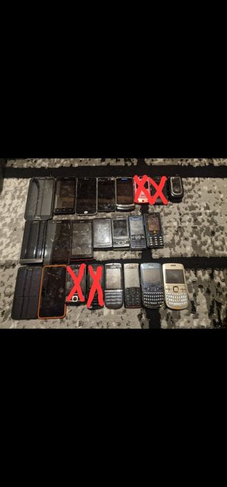 Zestaw telefonow roznych kable ladowarki baterie