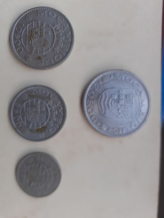 Lote de moedas antigas - Moçambique