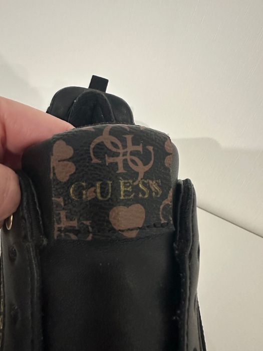 Кросівки фірми Guess.  Розмір 39. Стан нової речі