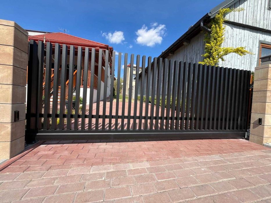 ogrodzenie grzebieniowe aluminiowe pionowe profile mur betonowy L