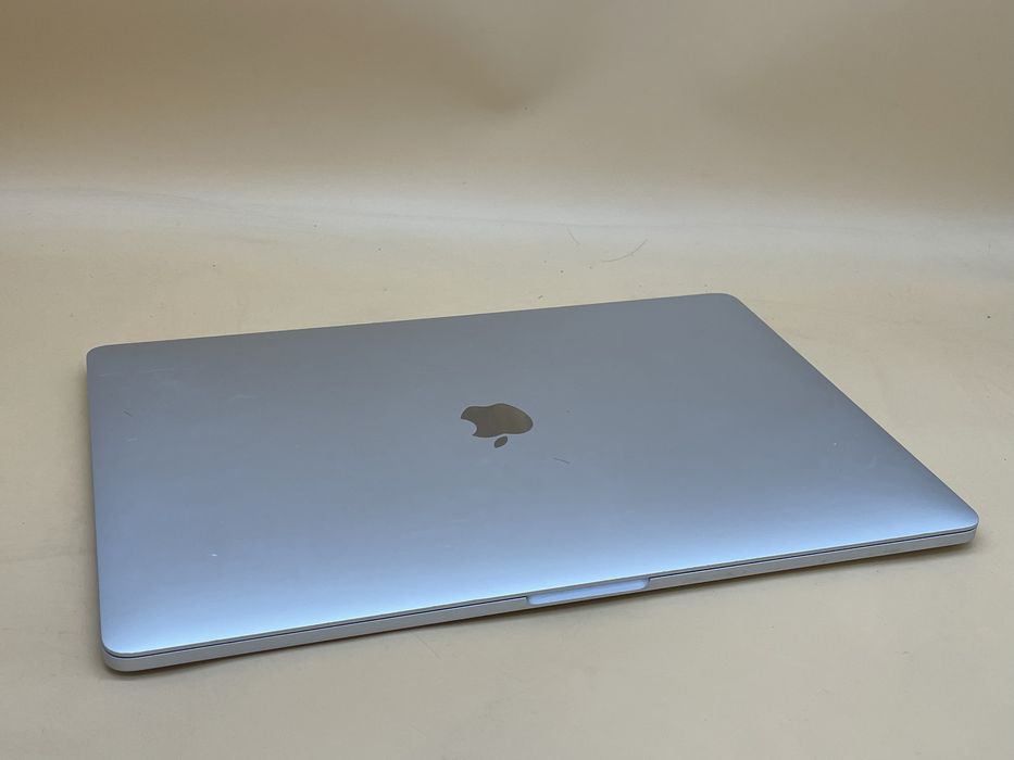 Macbook pro 2018 15.4 як не робочий