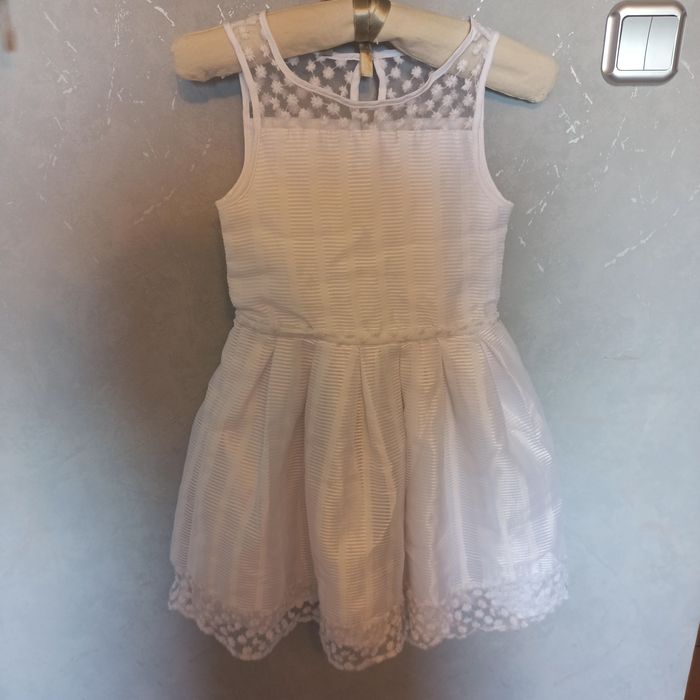 Biała sukienka Smyk dla dziewczynki