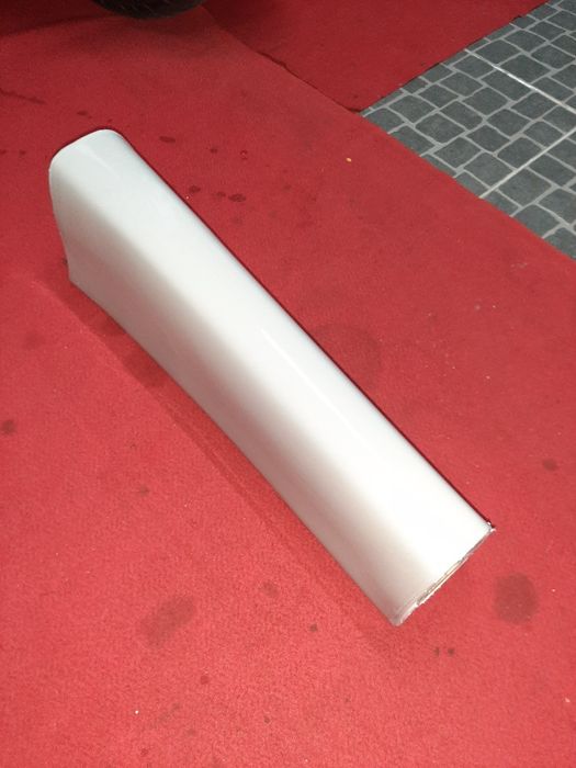 Coluna de lavatório branco acizentado