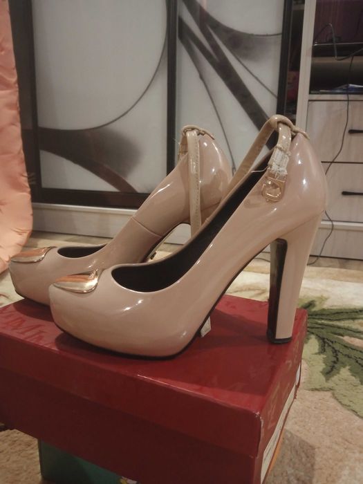 Туфлі лаковані 39