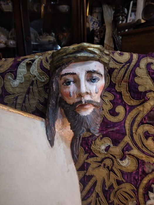 Estante litúrgica  com figura esculpido