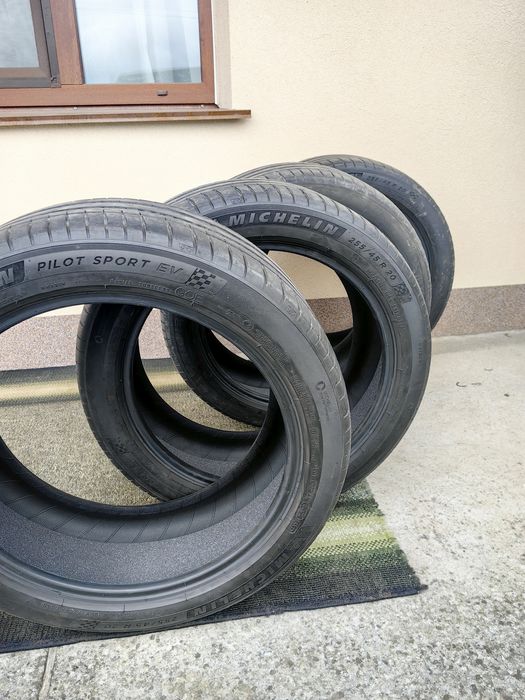 Шини r20 michelin pilot sport ev