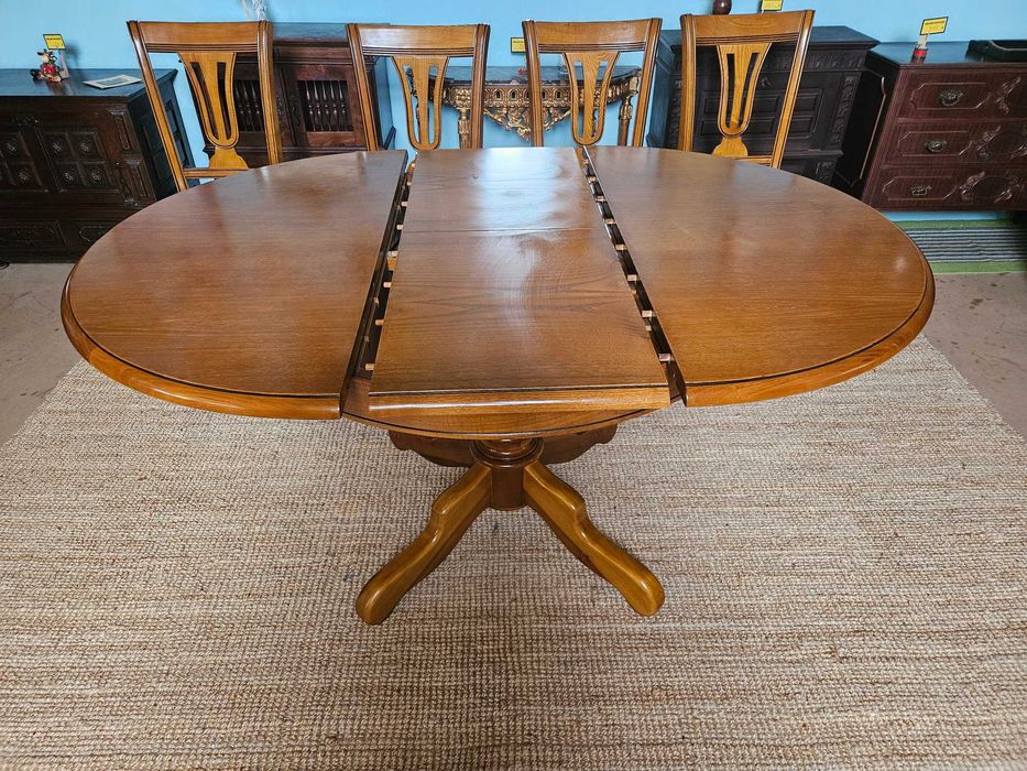 Solid Wood Dining Table – Extendable – Very Good Overall Condition –
