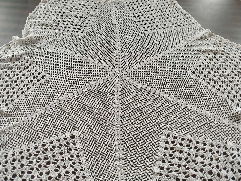 Toalha de mesa redonda em crochê feito a mão