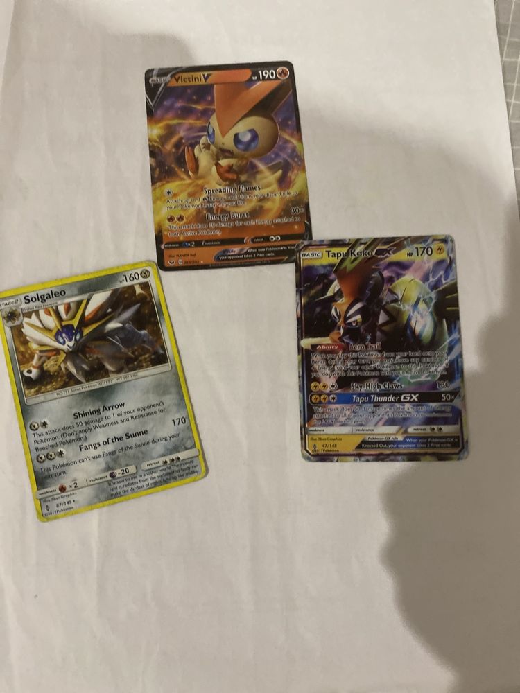 3 cartas pokemos Victini V #25, Tapu KoKo GX #47, Solgaleo #87