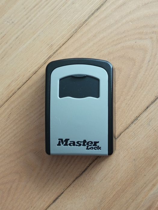 Skrzyneczka na klucze z kodem kasetka Airbnb booking.com Master lock