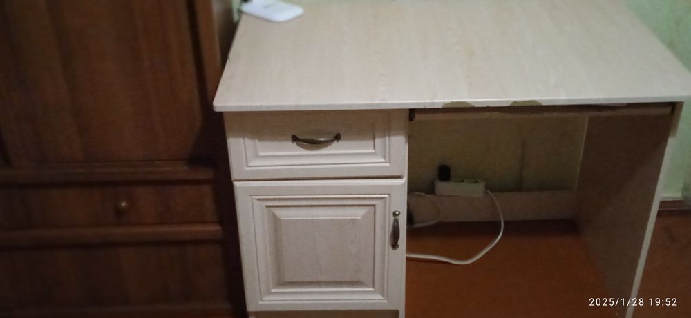 Письмовий стіл..